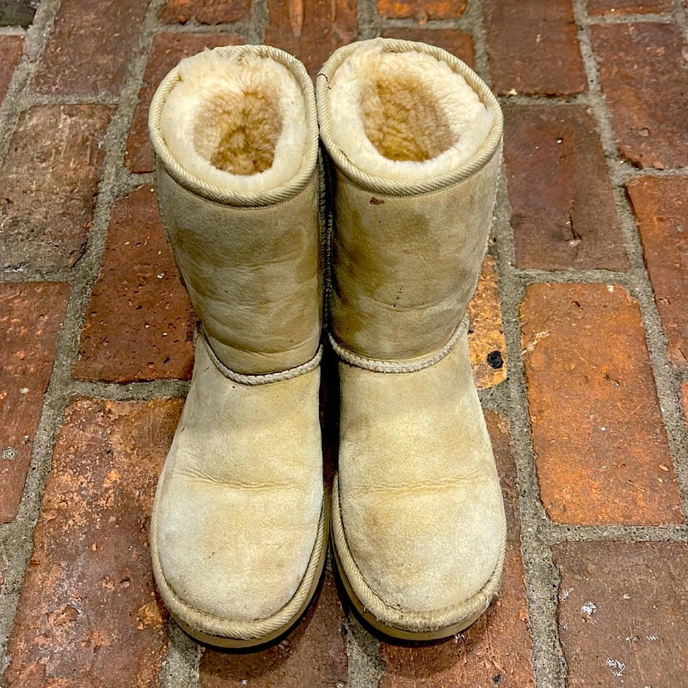 Women’s size 6 classic short Uggs- well loved